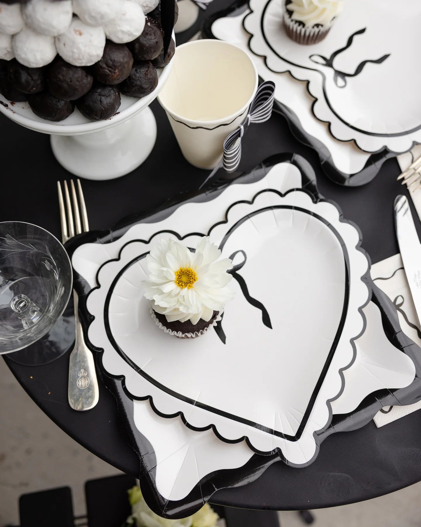 Square Black Edge Scalloped Plate - 8 pack