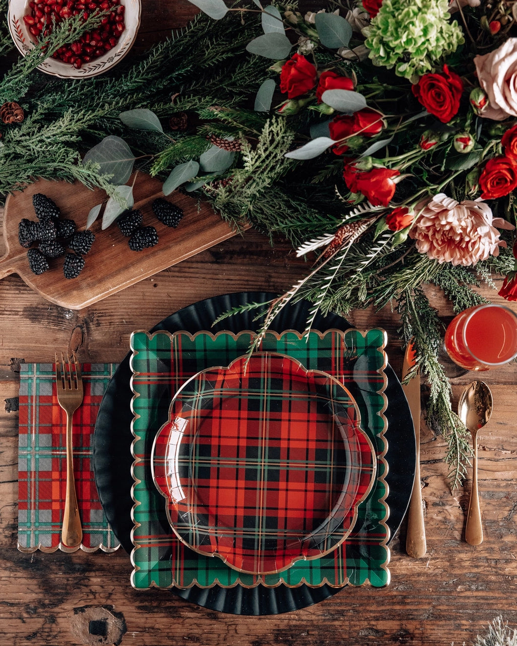 Red Plaid Christmas Party Plates – 9" Round Scalloped Holiday Dinner Plates, 8 Pack