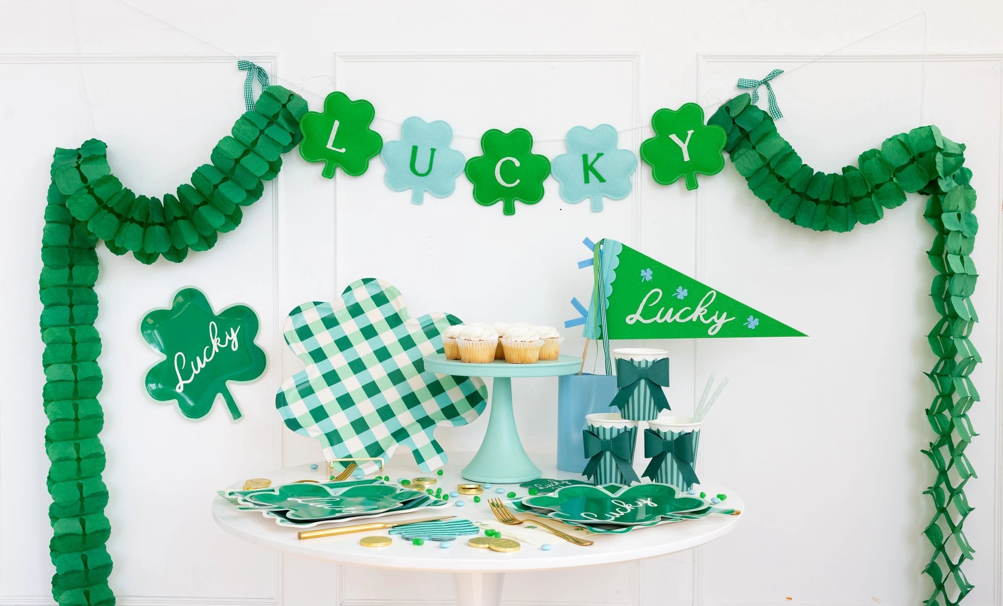 St. Patrick’s Day Felt Shamrock Garland Banner – Green “LUCKY” Shamrock Hanging Decoration